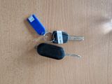 deux clés et un porte-clés posés sur une table