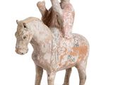 statue représentant un homme à cheval avec une femme à l'arrière