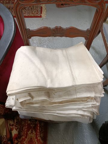 Lot de sept draps anciens ajourés (taches, à nettoyer)