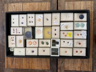 a picture of a picture of a box of dominos