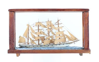 une petite maquette de bateau dans une vitrine