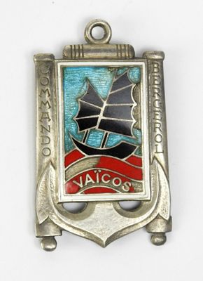 l'image d'un insigne représentant un bateau, sur un fond blanc