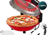 une pizza sur le barbecue, avec un coupe-pizza à côté