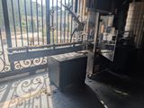 une boîte posée devant un portail
