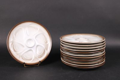 a lot of plates that are stacked on top of each other
