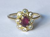 une image montrant un gros plan d'une bague en or sertie d'un rubis