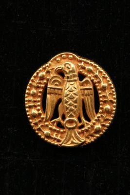 Gros plan sur une pièce d'or ornée d'un aigle