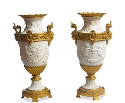 une paire de vases anciens blancs et dorés sur socles, sur fond blanc