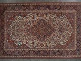 un tapis persan ancien orné d'un motif en médaillon sur fond gris