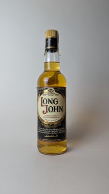 une bouteille de whisky « Long John » posée sur une surface blanche