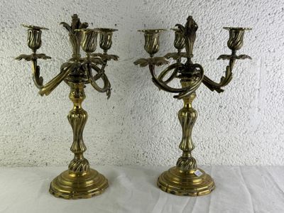 une paire de candélabres anciens en laiton, ornés chacun d'un oiseau