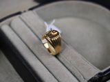 une bague posée dans un écrin sur une table