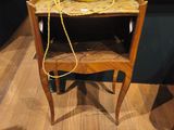 une petite table sur laquelle est posée une lampe, dans une pièce