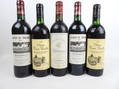 six bouteilles de vin sont alignées sur une table