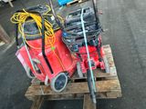 une borne d'incendie rouge posée sur une palette en bois