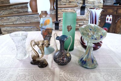 de nombreux vases posés sur une table recouverte d'une nappe blanche