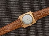 une image d'un gros plan d'une montre-bracelet sur une surface noire