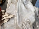une paire de gants et une autre paire de gants posées sur une table