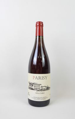 la bouteille de vin est posée sur une surface blanche