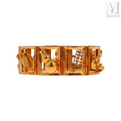 une image d'un gros plan d'une bague en or sur un fond blanc