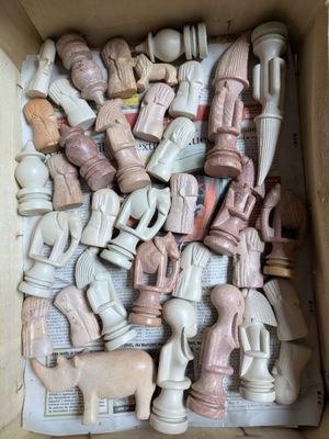 une boîte en carton remplie de figurines de jouets de toutes sortes