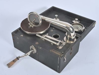une boîte noire contenant un objet argenté