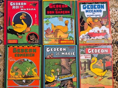 Plusieurs livres pour enfants sont alignés sur un tapis