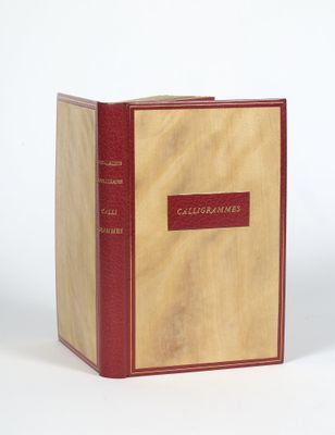 une image représentant un livre rouge et doré sur fond blanc