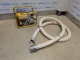 un tuyau posé par terre à côté d'une machine