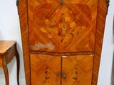 un meuble en bois surmonté d'une horloge
