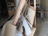 un tas de bois et d'autres objets dans une pièce