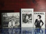 trois livres sont posés sur une table les uns à côté des autres