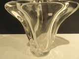 un vase en verre posé sur une table