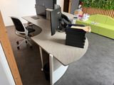 un bureau avec deux ordinateurs et une chaise dans la chambre