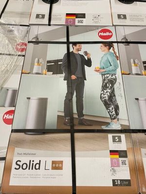 de nombreux cartons empilés sur le sol