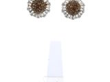 deux paires de boucles d'oreilles en forme de losange, marron et blanches, sur fond blanc
