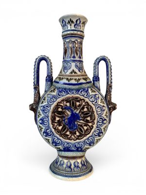 un vase bleu et blanc avec un oiseau dessus