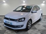 une photo d'une VW Polo blanche garée dans un garage