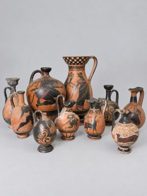 de nombreux vases posés sur une table
