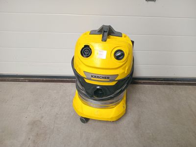 1 aspirateur KARCHER sans tuyau - manque 1 roue
