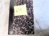 un livre sur lequel est collé un autocollant, posé sur un lit
