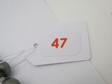 une étiquette portant le numéro 47, posée sur une table