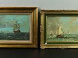 deux tableaux encadrés représentant des bateaux, posés l'un à côté de l'autre sur une table