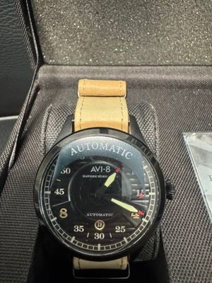 une photo d'une montre posée dans un écrin sur une table