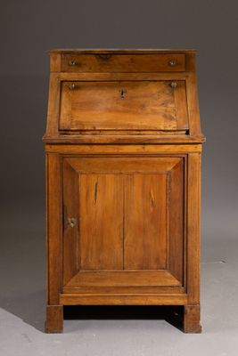 Bureau scriban en noyer ouvrant à un vantail en partie basse, la parti - Photo 1