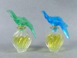 deux petits vases en verre décorés d'oiseaux bleus et verts