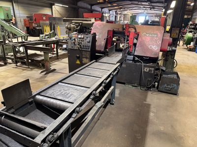 une image représentant une usine avec un tapis roulant au milieu