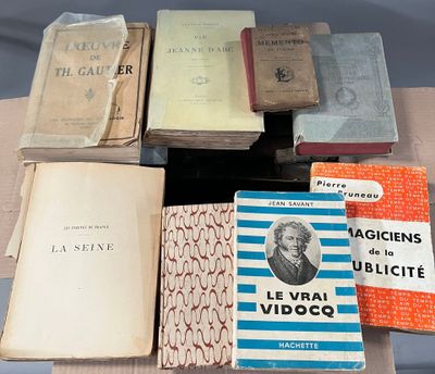 plusieurs livres sont empilés sur une table