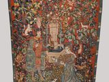 une image d'une tapisserie accrochée au mur d'une pièce