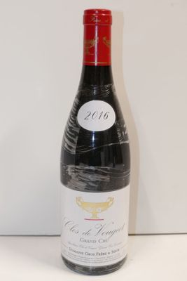 une bouteille de vin posée sur une table